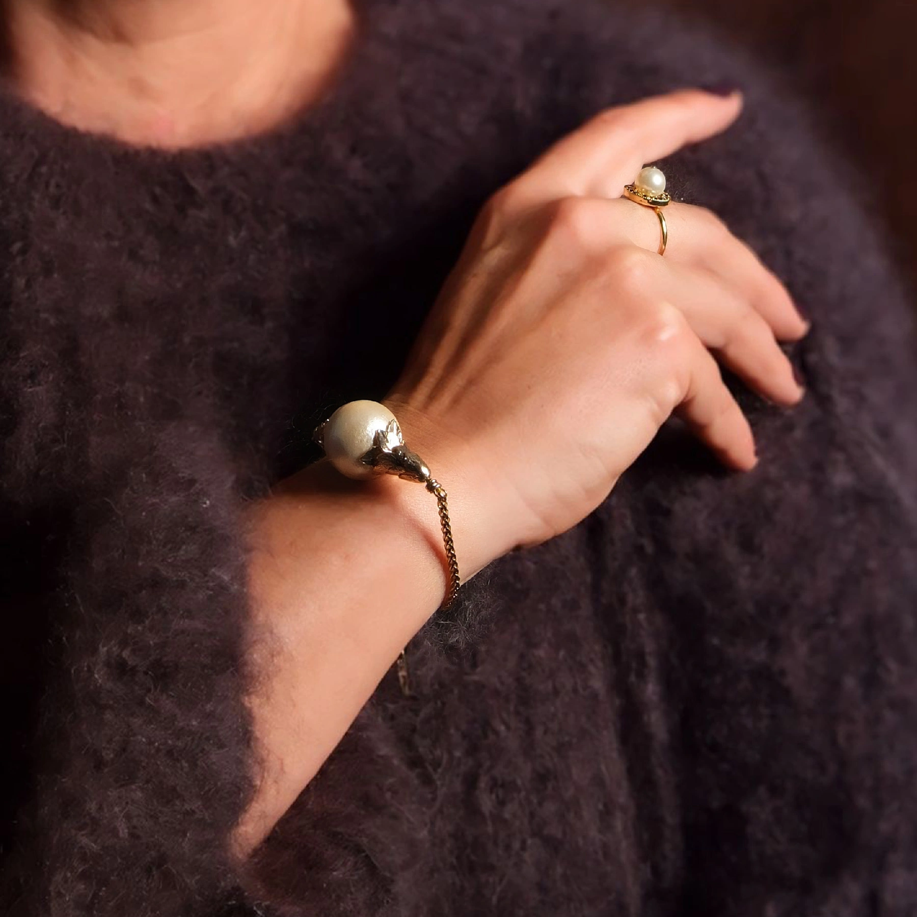 Złocony pierścionek z perłą i czarnymi kryształkami. KSIĘŻYCOWA POŚWIATA