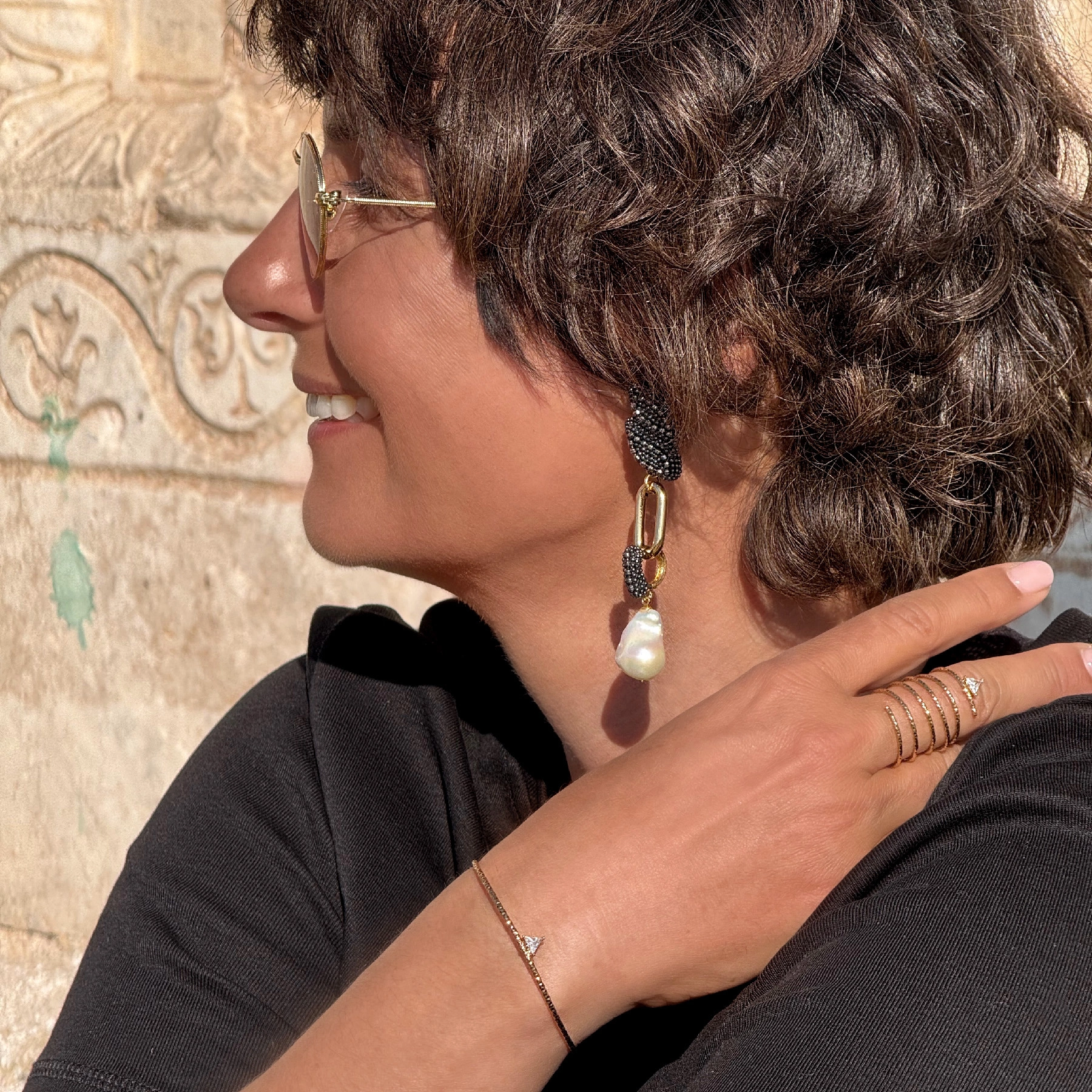 Pozłacana bransoletka z trójkątnym krysztakiem. ŚWIATŁO W ZENICIE