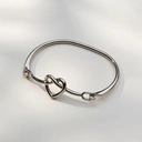 Sztywna srebrzona bransoletka z dekorem w formie serca. SERCE DLA WYBRANYCH