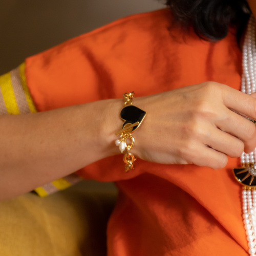 SUEÑO SOBRE RÍO. Pulsera con corazón negro