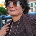 Małe srebrzone kolczyki w formie rogów z kryształkami. LAURINDA