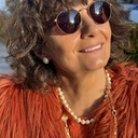 Krótki naszyjnik z dużych pereł w ciepłym odcieniu. W STYLU LAT 20-TYCH