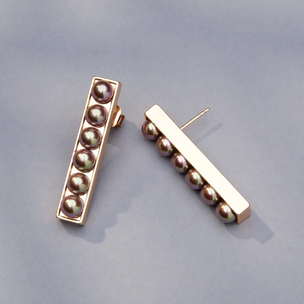 Złocone kolczyki ze szklanymi perłami w kolorze mokka. MIŁOŚĆ NOCĄ