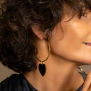 Duże koliste kolczyki z zawieszką czarnym sercem. OD RANA WESOŁO