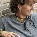 Sztywna złota bransoletka z dwiema kulami khaki. KHAKI NA CIEPŁO