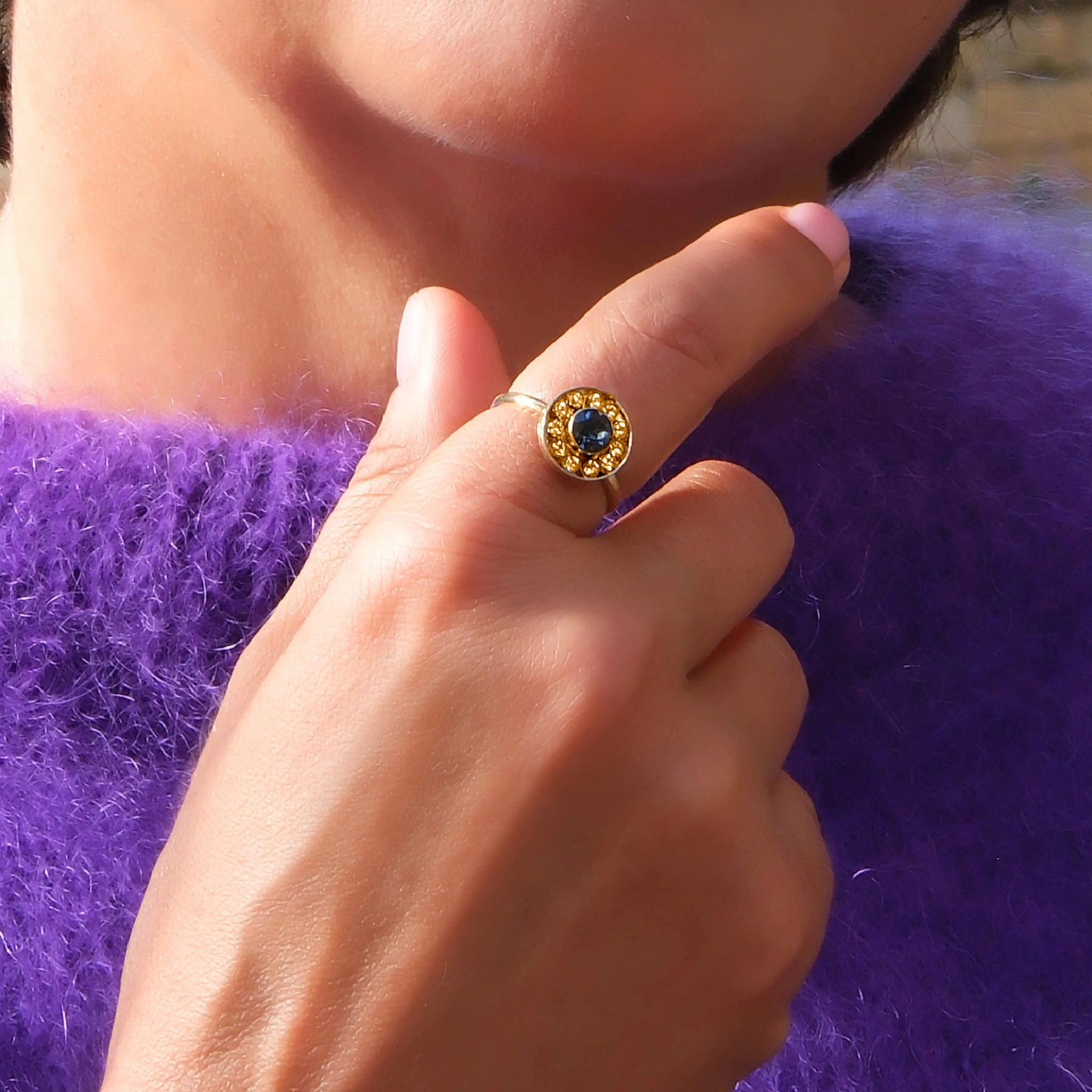 Mały pierścionek z niebieskim i szampańskimi kryształkami. ZŁOTA ESKORTA