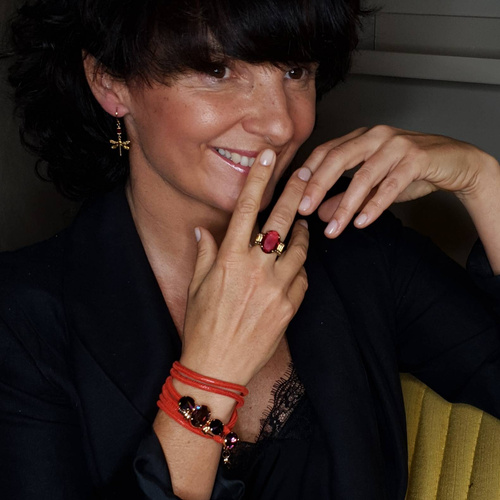 Wiosną soczyście. Pierścionek z oczkiem w bordowym kolorze