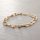 Krótki naszyjnik łańcuch z prostokątnymi ogniwami. KADRY POWIETRZA