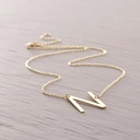 Złoty wisiorek na łańcuszku z zawieszką z literką N. N - NIEZAPOMNIANA