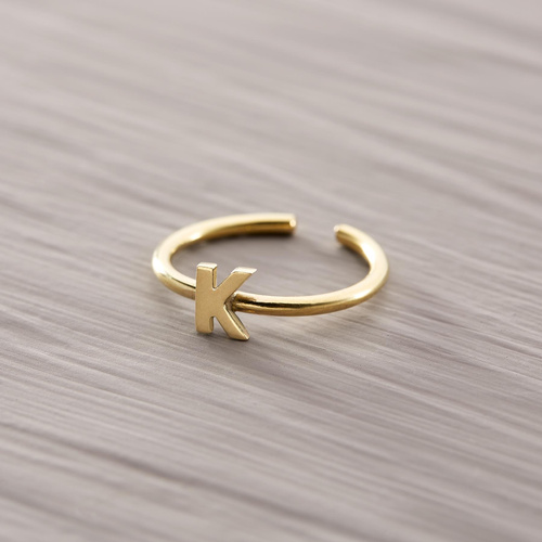 K – Kosmitka. Delikatny pierścionek z literką K