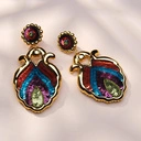 Złocone kolczyki z rozetą i muszlą z kolorowymi cekinami. TĘCZA NAD RIWIERĄ