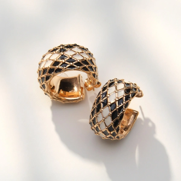 Złocone kolczyki obręcze w deseń z biało-czarnych rombów. BAL ARLEKINA