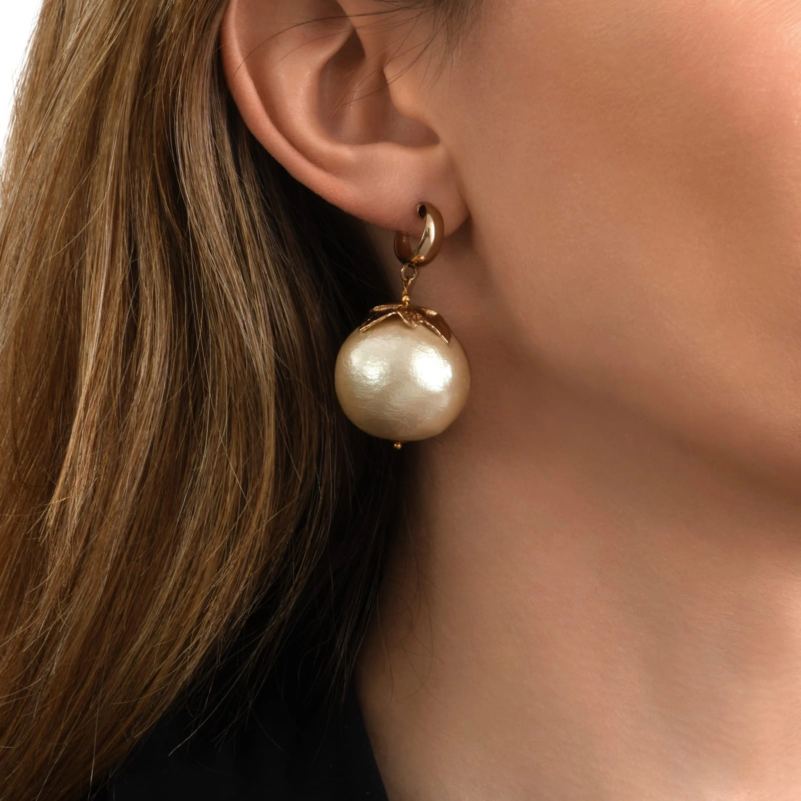 Złoocne kolczyki z zawieszką z dużą perłą bawełnianą. DOJRZAŁE PIĘKNO