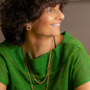 NIÑA. Pendientes de aro de forma sencilla.