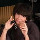 Złocone kolczyki z zawieszką szyszką z kobaltowych cekinów. ISKRY WIECZORU