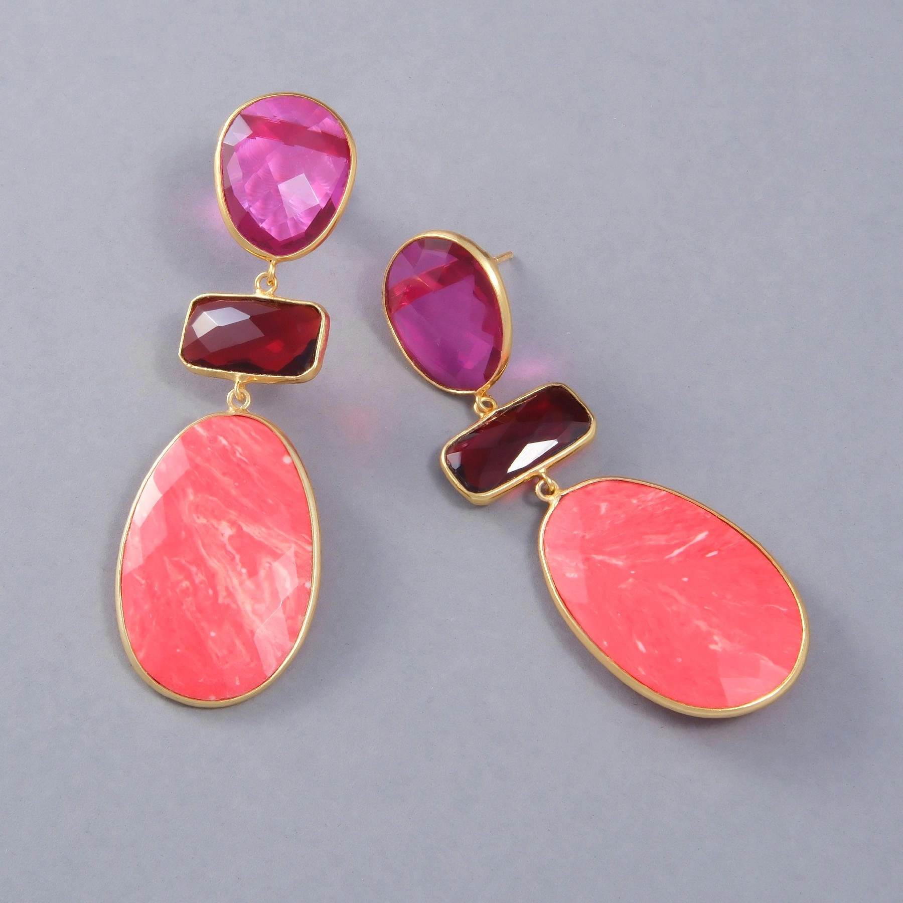 Pozłacane kolczyki z dekorem z żywicy i kryształami. SOCZYSTA PAPAJA