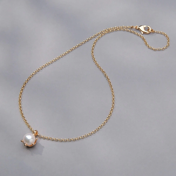 Złocony naszyjnik ze szklaną białą perłą w koronie. HISZPAŃSKIE RYTMY