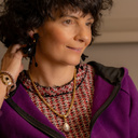 PERLA DE ALEGRÍA. Un colgante en una cadena con una perla.