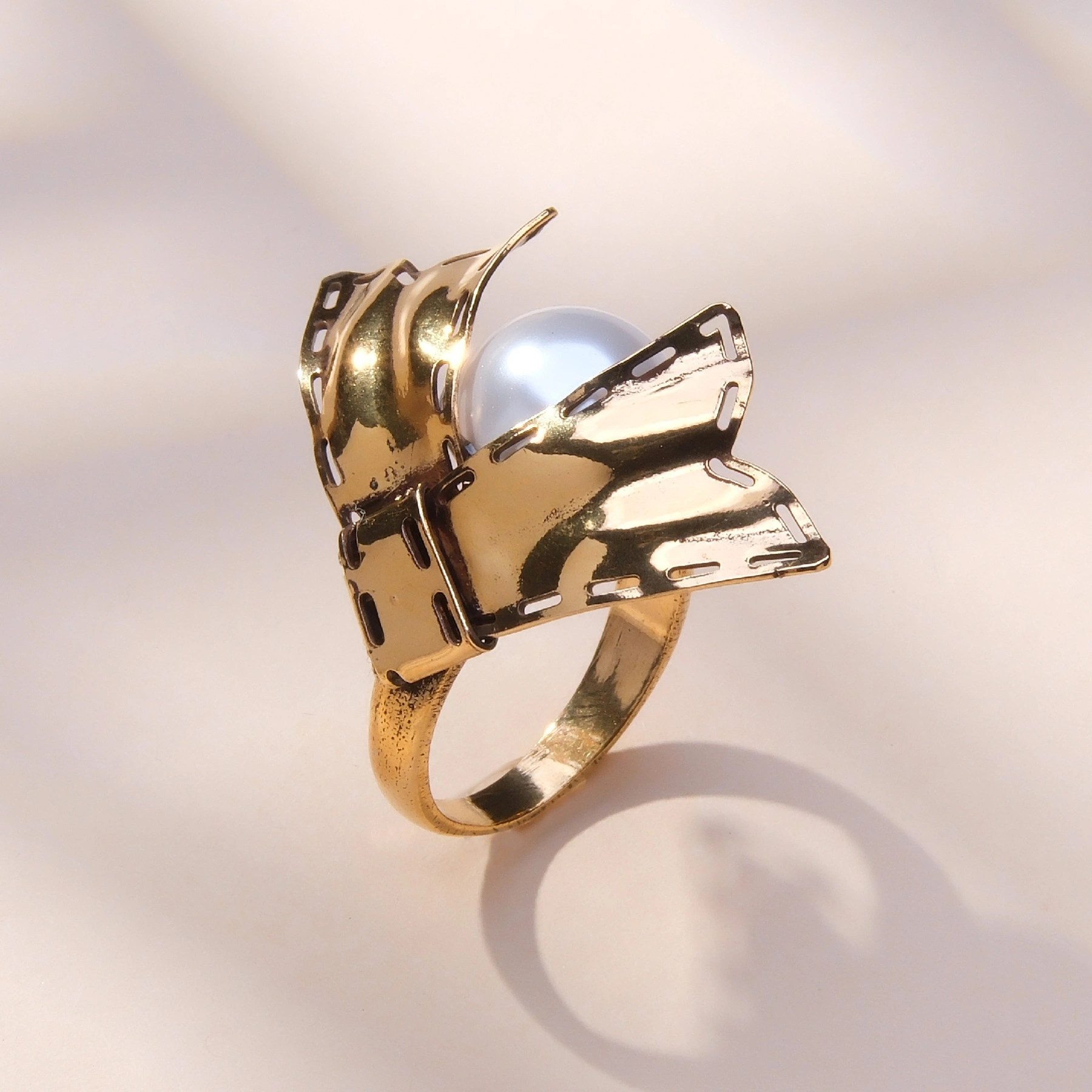 Pozłacany pierścionek z perłą i motywem muchy. BOUTON