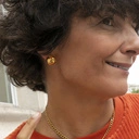 Kolczyki wkrętki z białą perłą i kulą ziemską. ZA HORYZONT