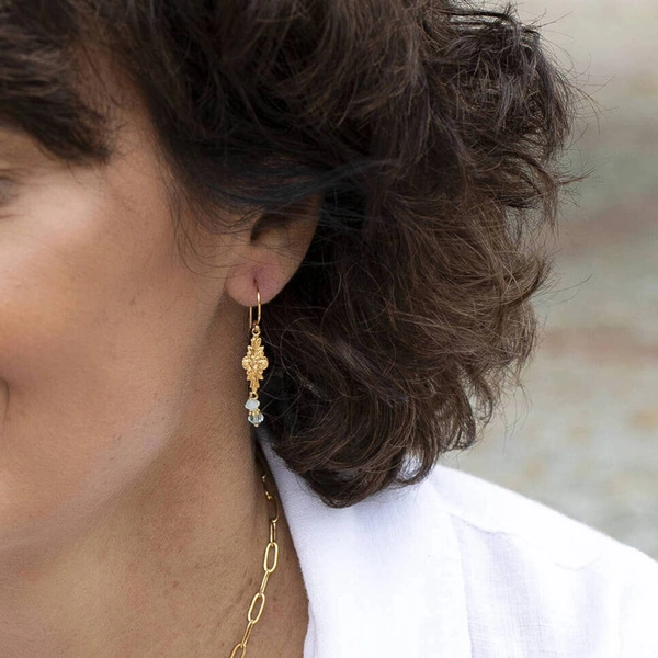 Kolczyki wiszące z drobnymi, błękitnymi kryształkami. MINIMALIZM