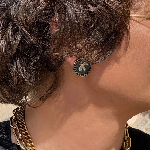 Pozłacane kolczyki wkrętki z pszczołą z cyrkonii. NIEZASTĄPIONA