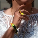 Pozłacana bransoletka z motywem kolorowego tukana. ŻYJ KOLOROWO