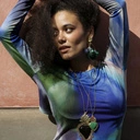 Pozłacane kolczyki koła z ciemnymi kwiatami z tkaniny. TAJEMNICZY OGRÓD