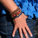 Sztywna złocona bransoletka zdobiona niebieskim akrylem. DROGA ŻYCIA