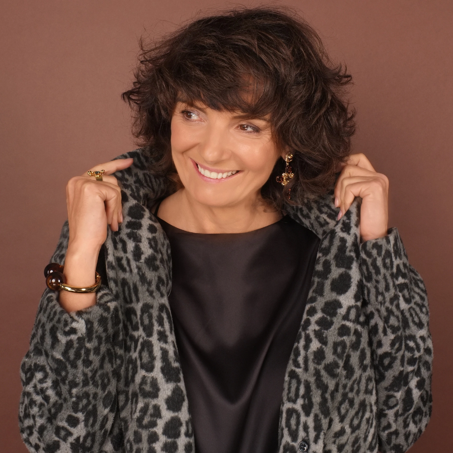 Pozłacane krzyże zdobione brązowymi kryształami. KRÓLOWA BALU