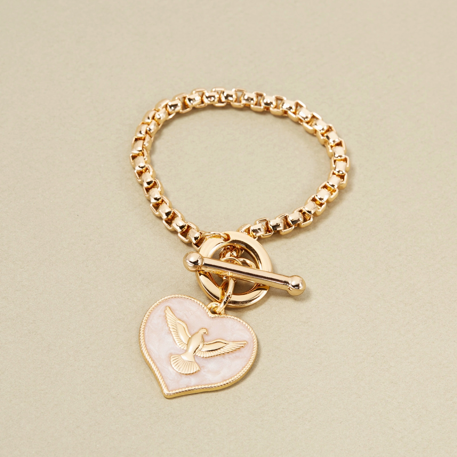 Złocona bransoletka łańcuch z sercem z motywem gołębicy. SERCE NA DŁONI