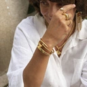 Sztywna bransoletka w kształcie zagiętego gwoździa. POZYTYWNY GWOŹDZIK