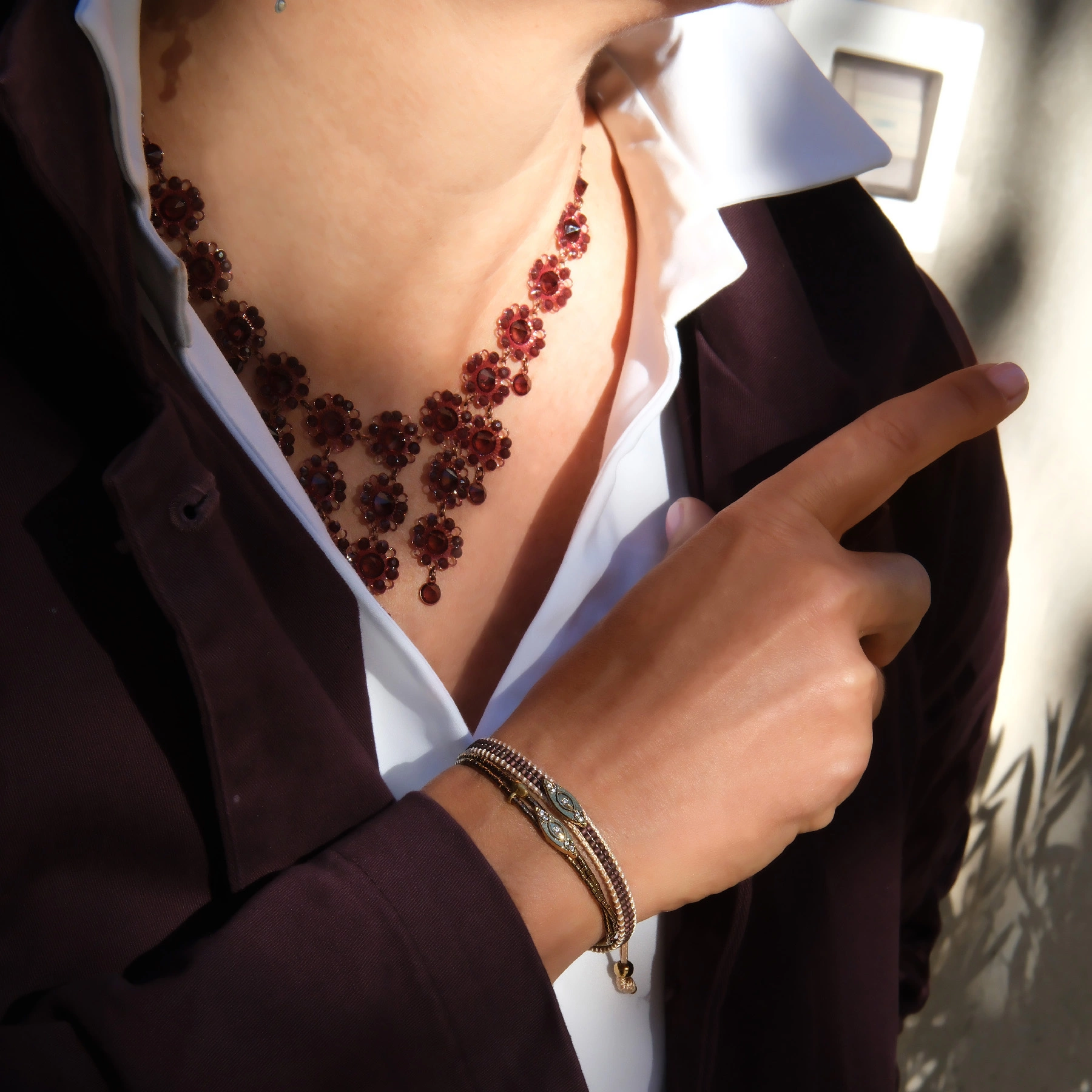 Zlocony naszyjnik z kryształami w tonie cabernet. EDERA VERDE