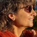 PEQUEÑOS, MÁGICOS. Pendientes tachuelas engastados con cristales