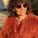 Krótki naszyjnik z dużych pereł w ciepłym odcieniu. W STYLU LAT 20-TYCH