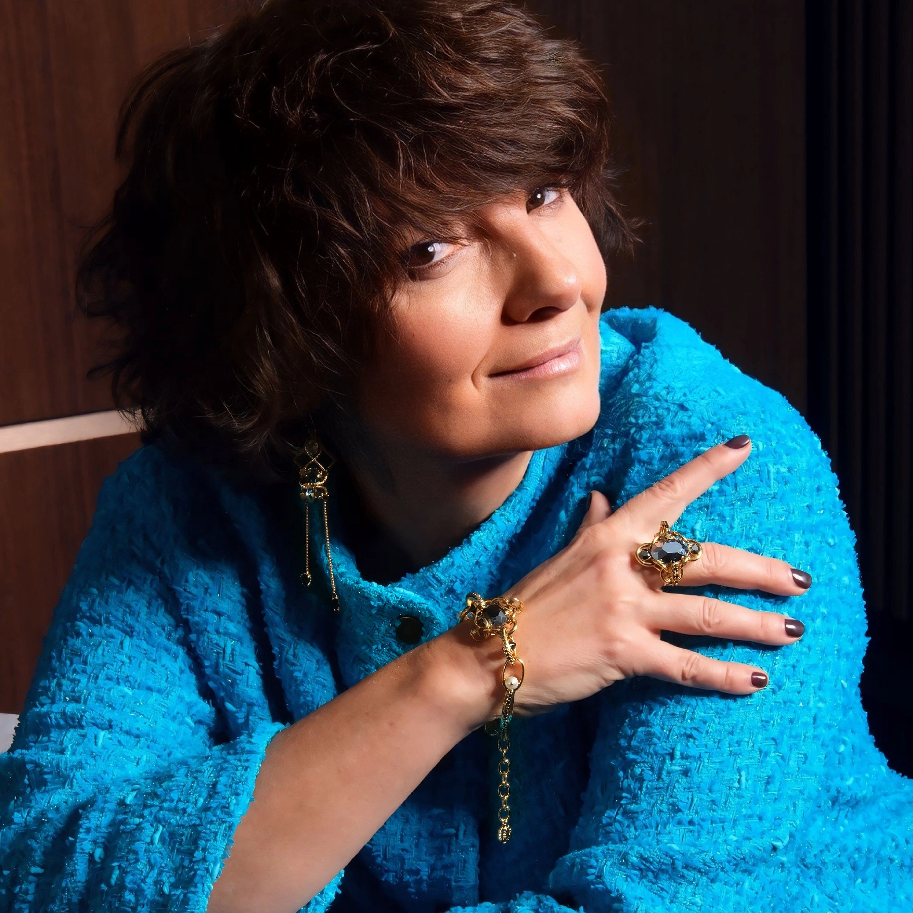 Złocony pierścionek z kryształami w kolorze montana. PARYSKIE NOCE