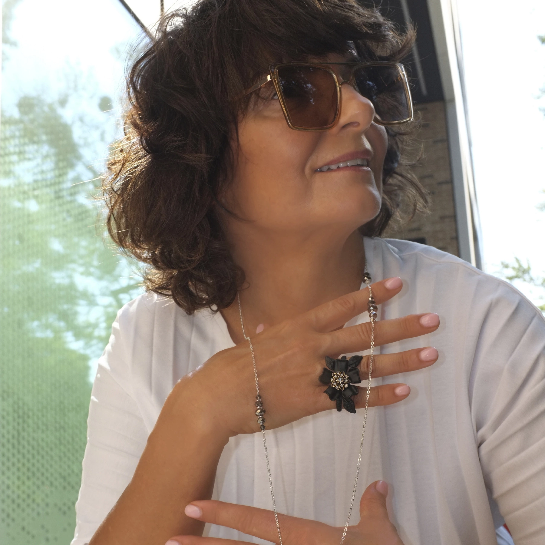 Długi naszyjnik na srebrnym łańcuszku z kryształkami. POWIEW WIATRU