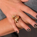 Złocony pierścionek w emalii w tonacji burgundu. JĘZYKI OGNIA