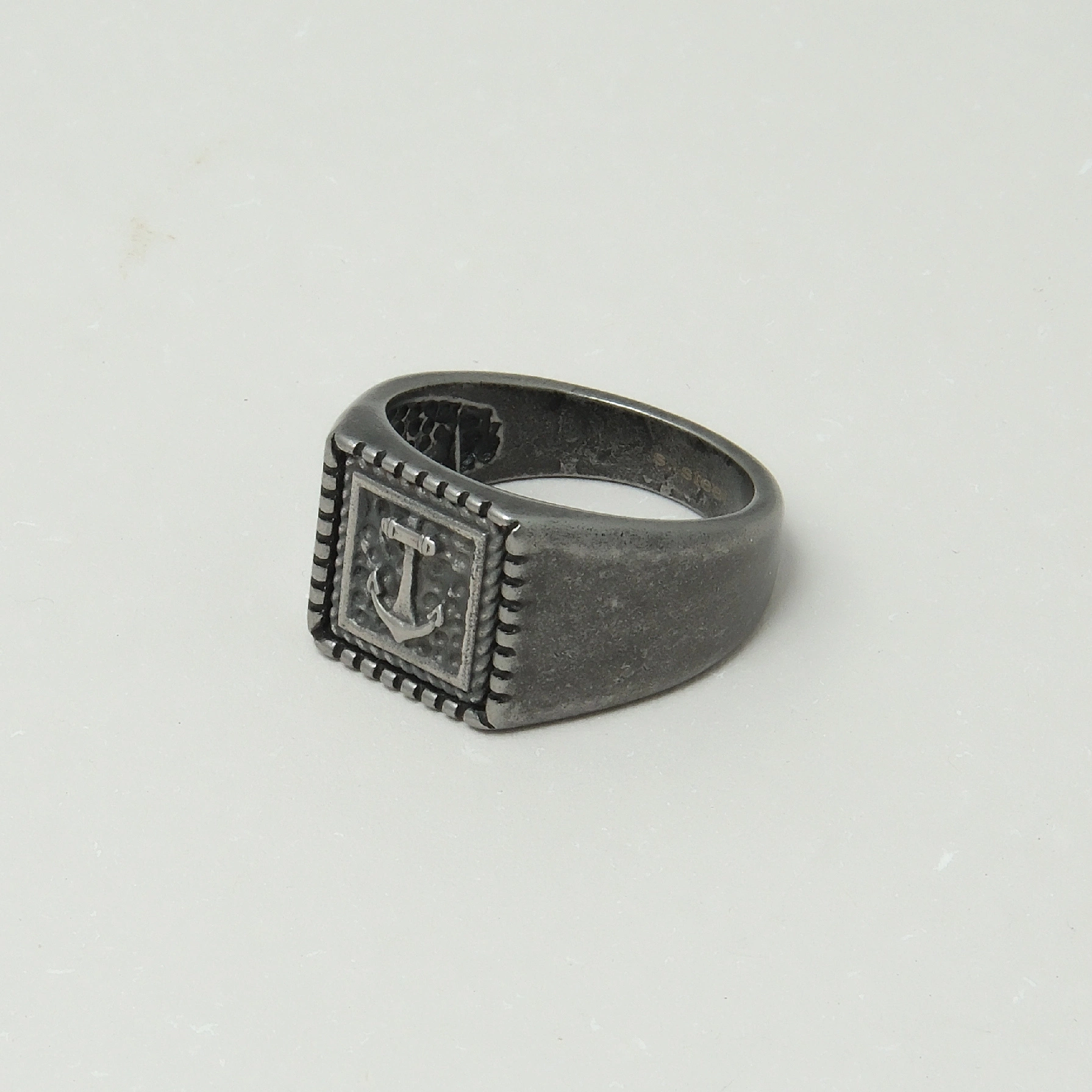 Sygnet męski wykonany ze stali szlachetnej satynowanej. NAPRAWDĘ MĘSKI