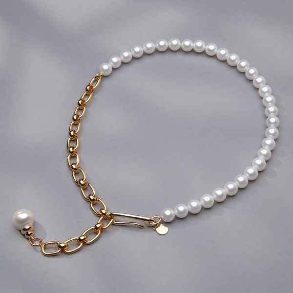 Krótki pozłacany naszyjnik z białych pereł i łańcucha. OGNISTY TEMPERAMENT