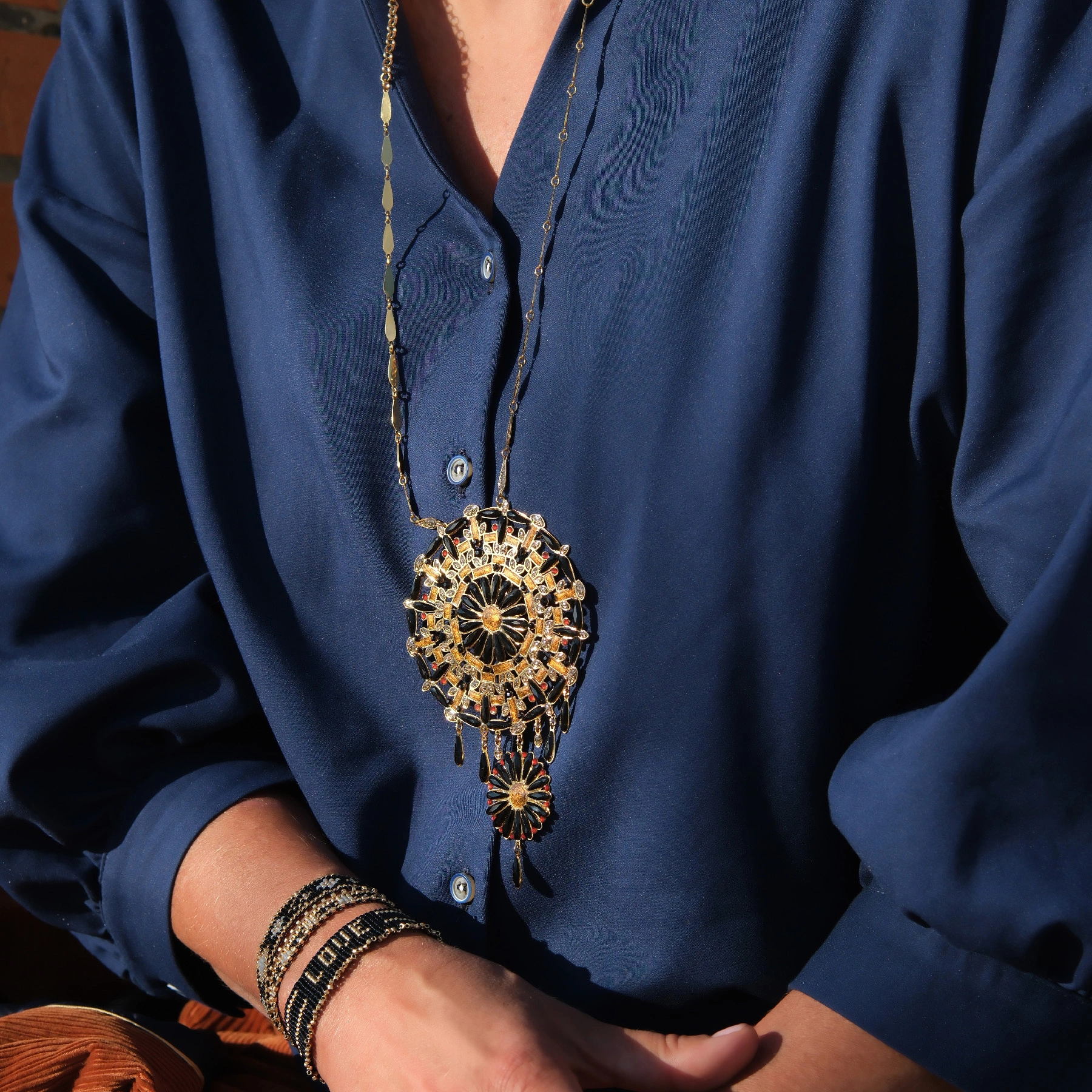 Bransoletka z czarnych paciorków Miyuki ze złotym napisem. CZUŁOŚCI W CIEMNOŚCI