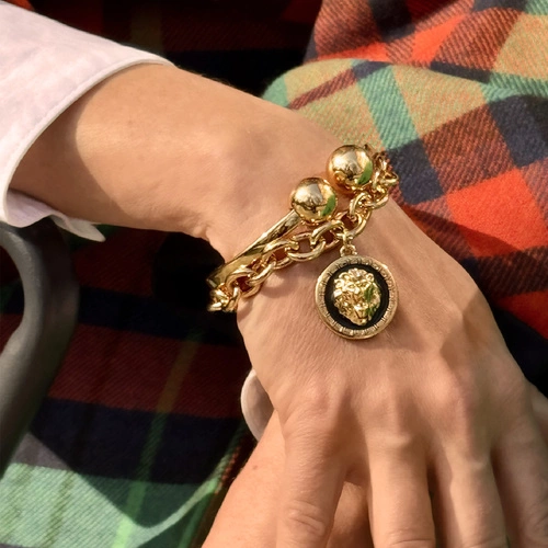 Złota bransoletka łańcuch z medalionem z głową lwa. À LA VERSACE