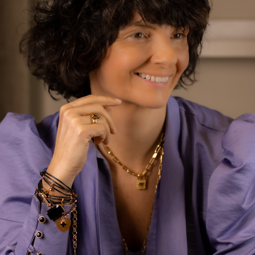 MADONNA NEGRA. Pulsera negra de cuero 