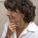 Drobne pozłacane kolczyki o nieregularnej formie. AWANGARDA