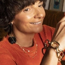 Długie pozłacane kolczyki wiszące z czarnymi kwiatami. MONTAUK