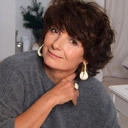 Pozłacany pierścień z białym kwadratowym howlitem. POGODA DUCHA