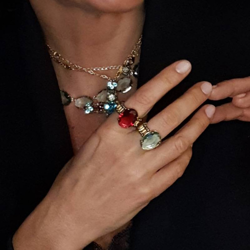 Wiosną soczyście. Pierścionek z oczkiem w bordowym kolorze