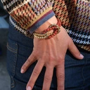 Bransoletka z koralików bordo i pozłacanego łańcuszka. WINO PRZY ŚWIECACH