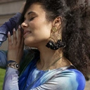 Pozłacane kolczyki koła z czarnymi kwiatami z tkaniny. GOTYK