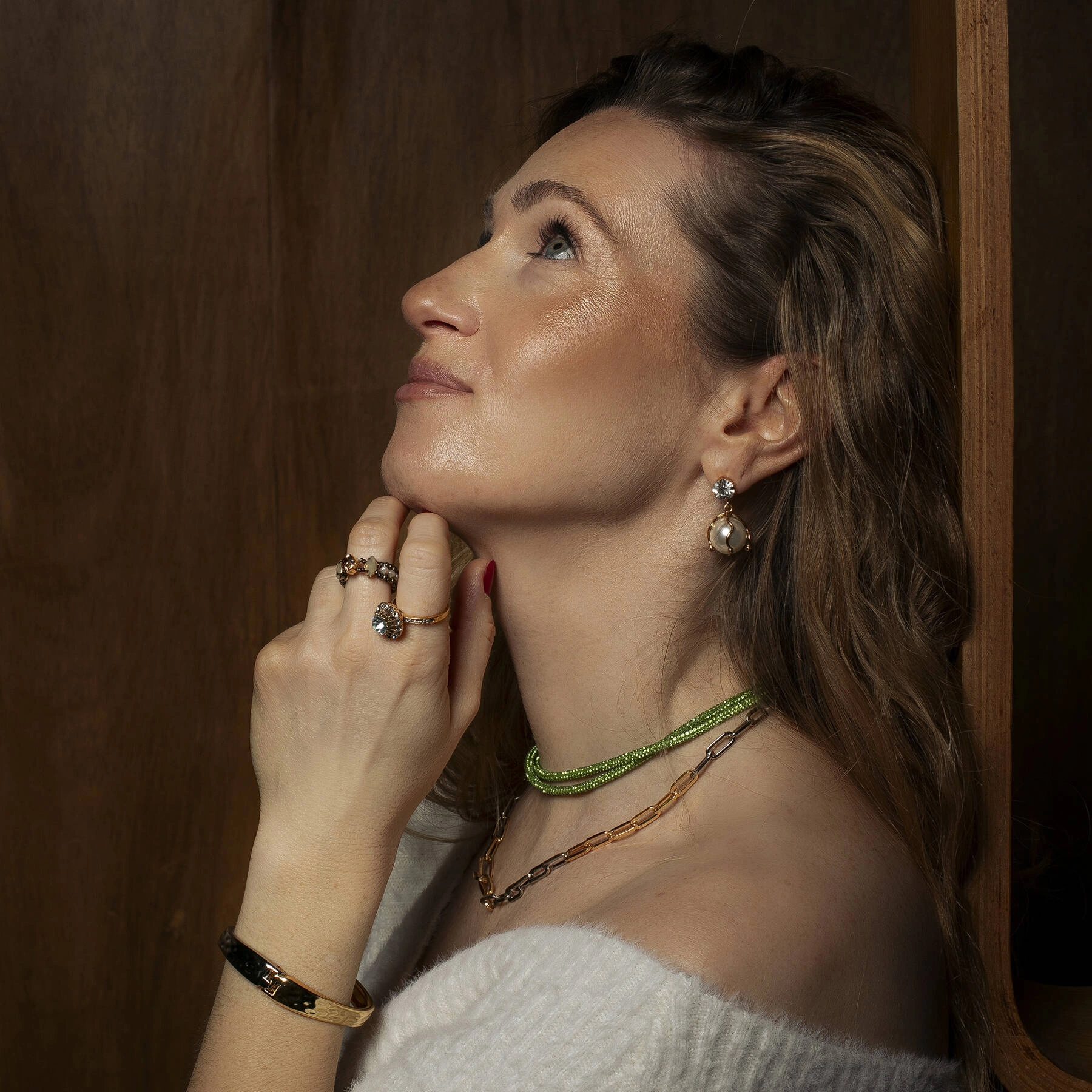 Krótki podwójny naszyjnik z zielonego sznurka. ROZPIERA MNIE ENERGIA